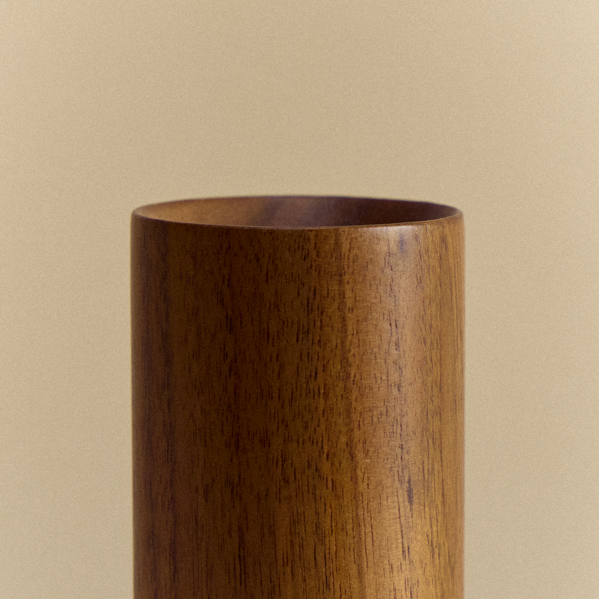 Knuckle Table Lamp in Walnut + Voronoi I
