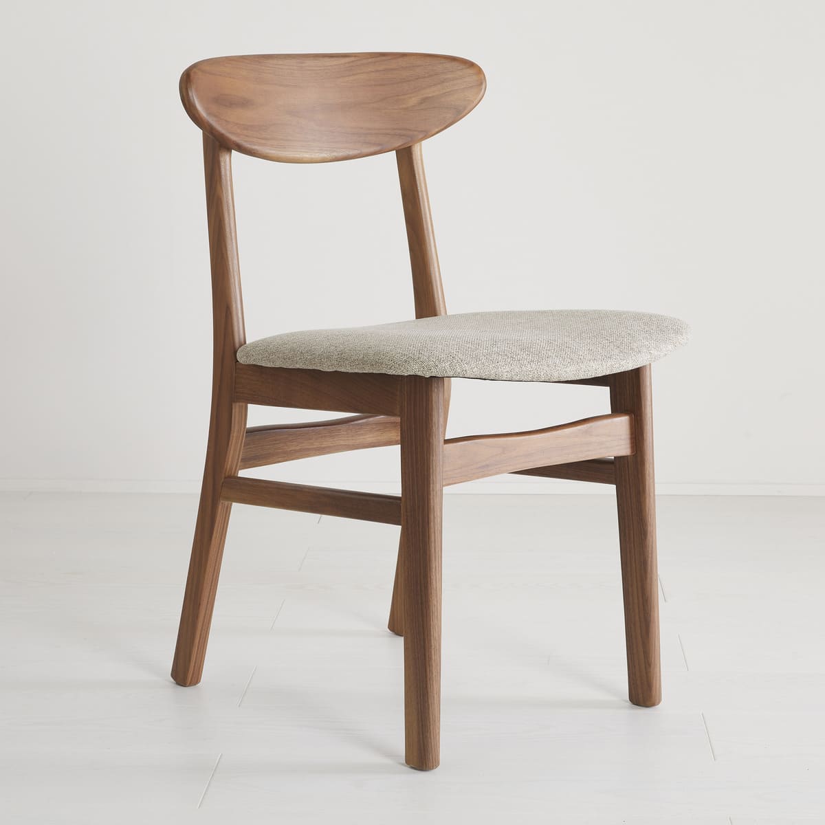Wright Walnut Round Extendable Dining Set (with 4 Wright Walnut Dining Chairs)