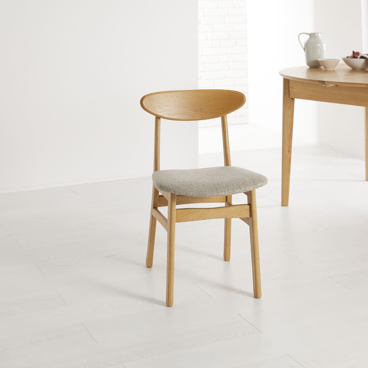 Wright Oak Round Extendable Dining Set (with 4 Wright Oak Dining Chairs)