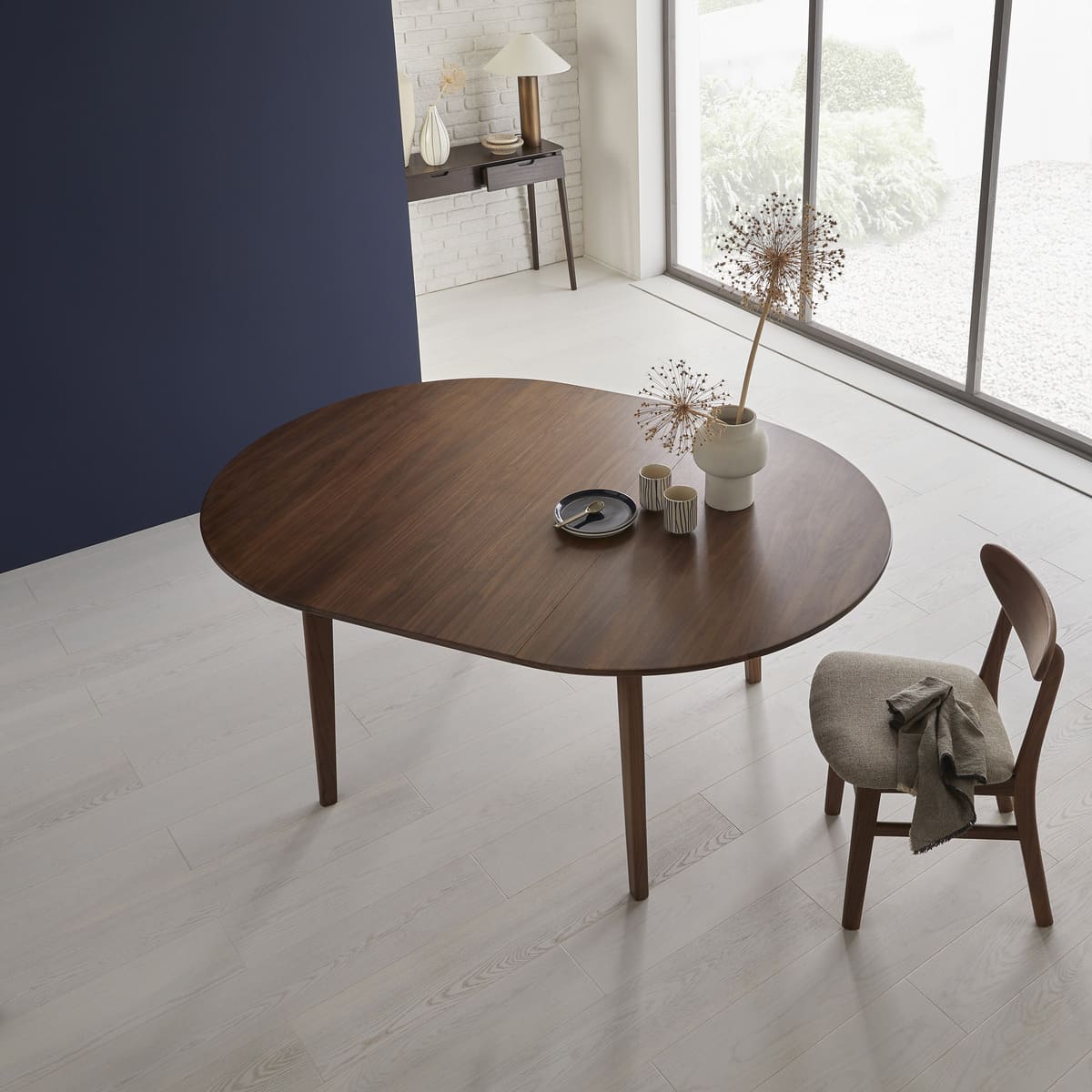 Wright Walnut Round Extendable Dining Set (with 4 Wright Walnut Dining Chairs)