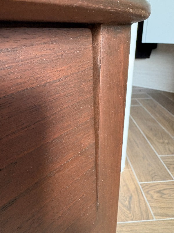 Norway Dark Walnut Wooden Bedside Table (Imperfect Drawers)