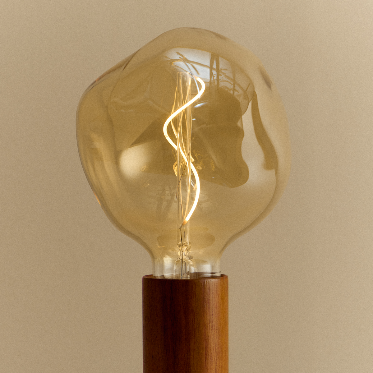 Knuckle Table Lamp in Walnut + Voronoi I