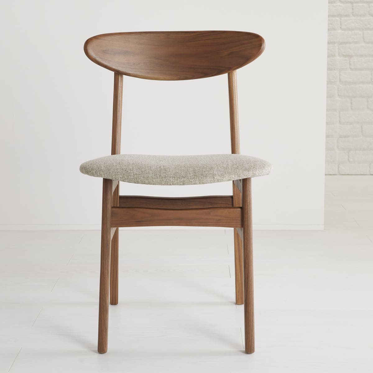 Wright Walnut Round Extendable Dining Set (with 4 Wright Walnut Dining Chairs)