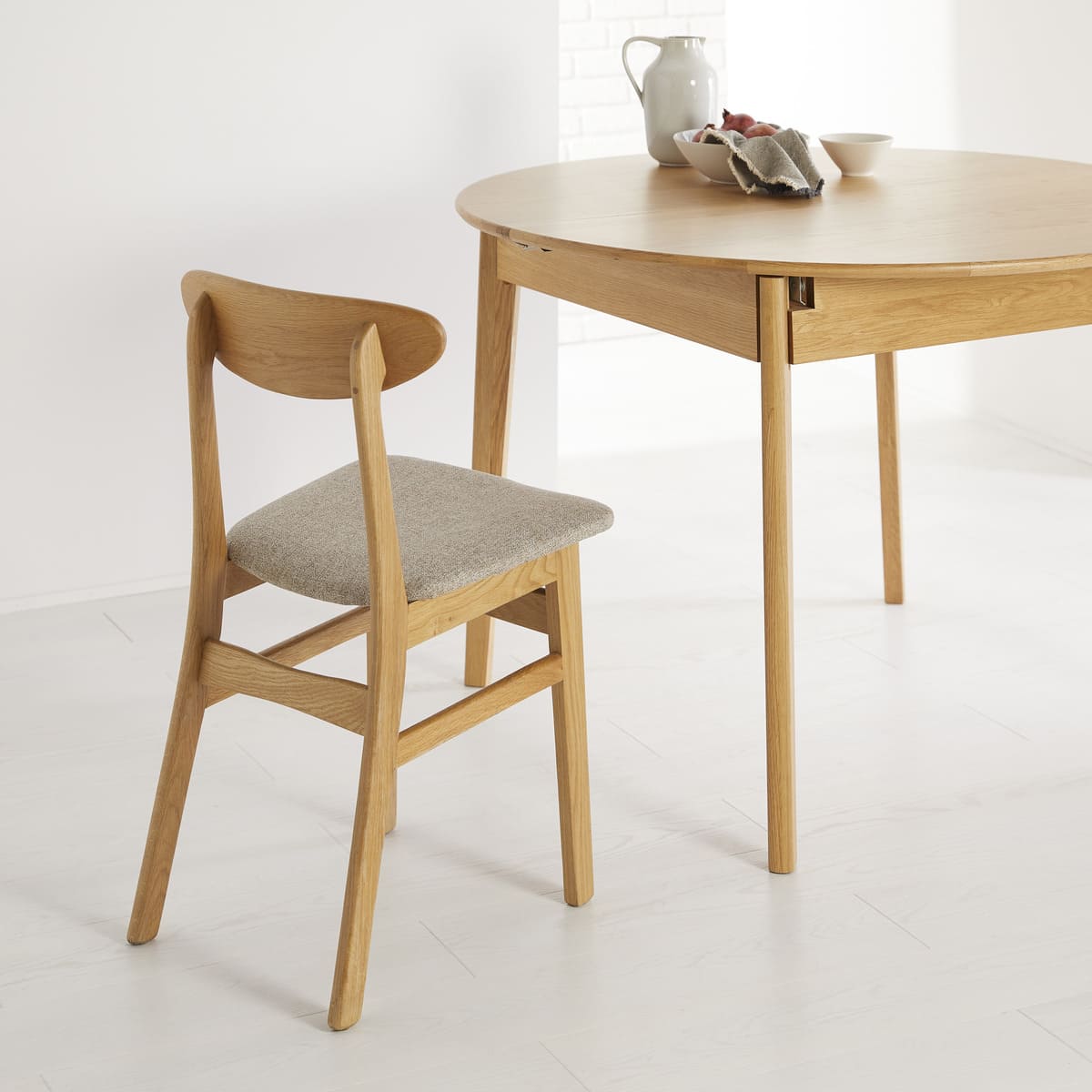 Wright Oak Round Extendable Dining Set (with 4 Wright Oak Dining Chairs)