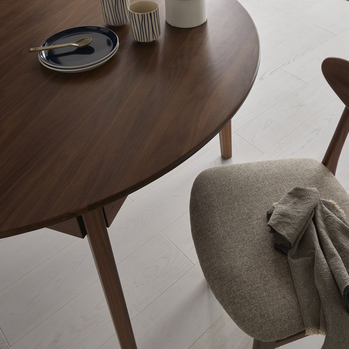 Wright Walnut Round Extendable Dining Set (with 4 Wright Walnut Dining Chairs)