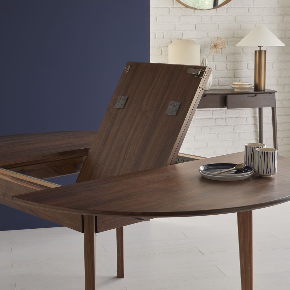 Wright Walnut Round Extendable Dining Set (with 4 Wright Walnut Dining Chairs)